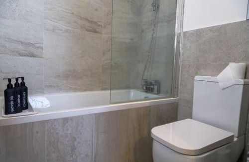 Reading Apartment | Central Flat, Free Parking, Ideal for Contractors