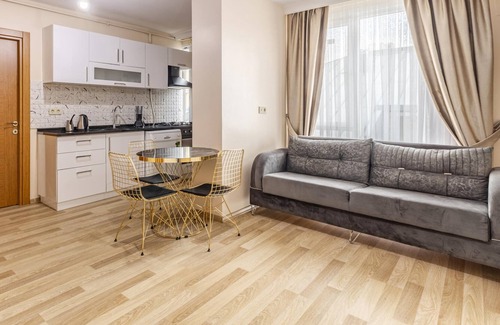 Mecidiyekoy Apartment | Central Flat Near Metro and Trump Mall in Sisli