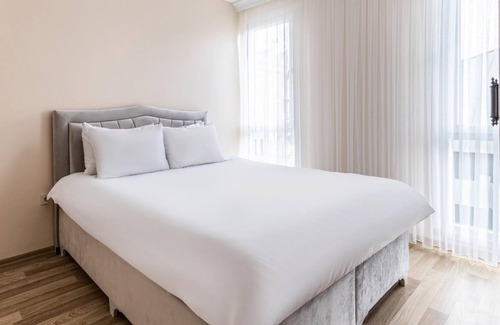 Mecidiyekoy Apartment | Central Flat Near Metro and Trump Mall in Sisli