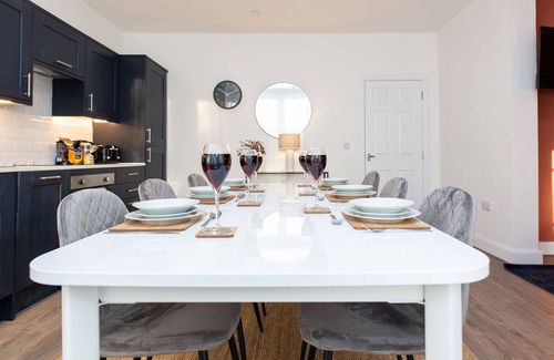 Cathays Apartment | Central Flats in Cardiff with Parking