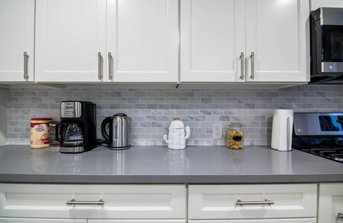 Millbrae House | Central Gem, Chic Retreat: 8BR/5.5BA Large Home in Milbraen