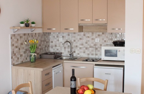 Necujam Apartment | Central Gem: Sea-View Hideaway + Parking