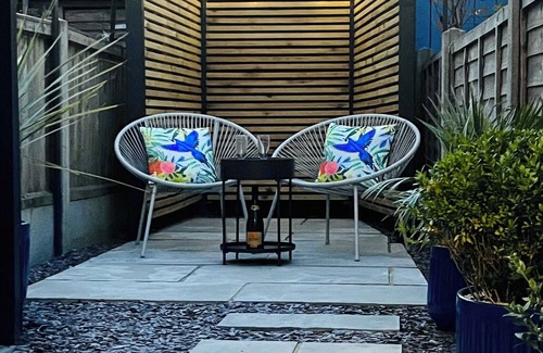 Canterbury Cottage | Central Gem With Cute Courtyard Garden, Rolltop Bath & log Burner