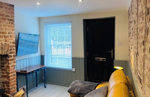 Canterbury Cottage | Central Gem With Cute Courtyard Garden, Rolltop Bath & log Burner