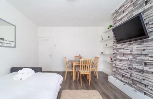 Larkhall Apartment | Central Ground Floor Flat Free Parking