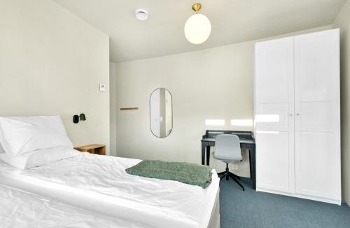 Stavanger House | Central Guest House - Bedroom with en suite Bathroom