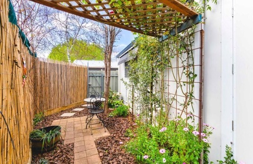 Wagga Wagga Apartment | Central guest studio with secure parking!n