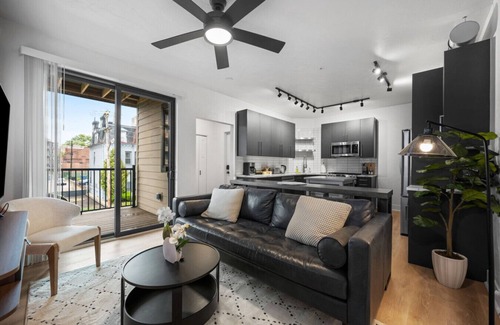 Shadyside Apartment | Central & Immaculate| 3BRs w/2 Decks + Workspace