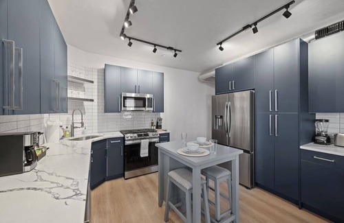 Shadyside Apartment | Central & Immaculate| 3BRs w/2 Decks + Workspace