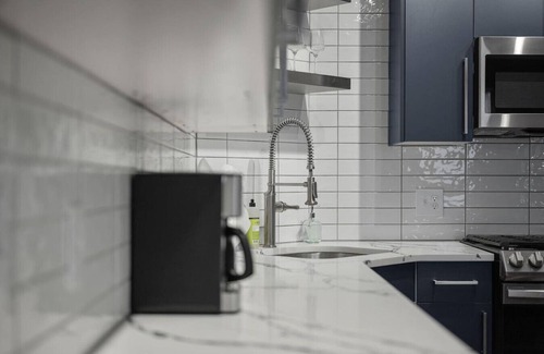 Shadyside Apartment | Central & Immaculate| 3BRs w/2 Decks + Workspace