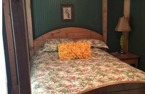 Campbellsville Cabin | Central Ky cabin with a beautiful view. Near Bourbon Trail & local festivals