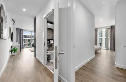 Stratford and New Town Apartment | Central London Luxurious 2bed WITH POOL AND ROOFTOP by AYMONS HAVEN
