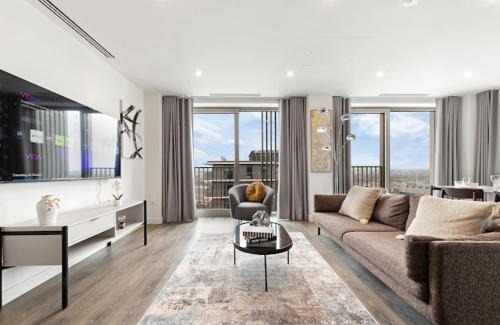 Stratford and New Town Apartment | Central London Luxurious 2bed WITH POOL AND ROOFTOP by AYMONS HAVEN