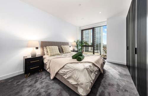Nine Elms Apartment | Central London New 2 bedroom flat Riverview Balcony