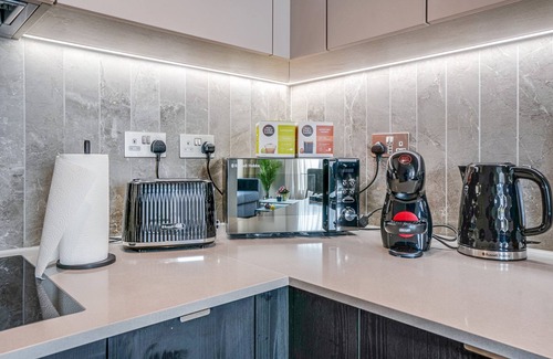 Oval Apartment | Central London Stay in Vauxhall With Balcony