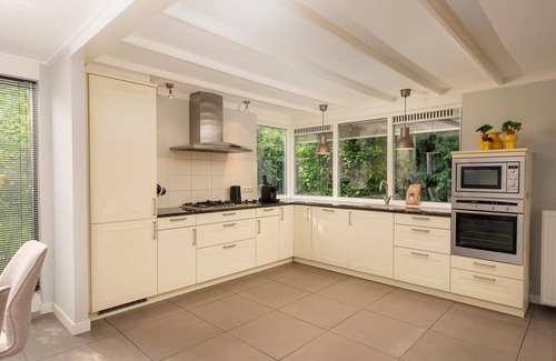 Lieren House | Central luxury group villa with hot tub, five bedrooms, large kitchen, and fenced garden. Plenty of privacy and comfort both indoors and outdoors.