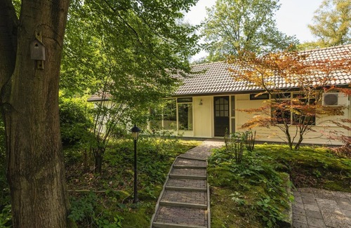 Lieren House | Central luxury group villa with hot tub, five bedrooms, large kitchen, and fenced garden. Plenty of privacy and comfort both indoors and outdoors.