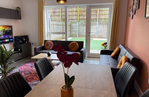 Cambridge House | Central Luxury Peaceful Home With Driveway Parking - Cambridge Homehost