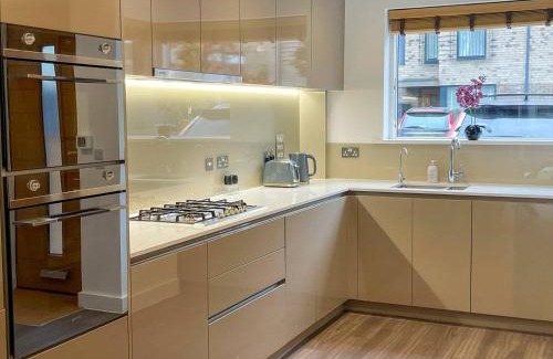 Cambridge House | Central Luxury Peaceful Home With Driveway Parking - Cambridge Homehost