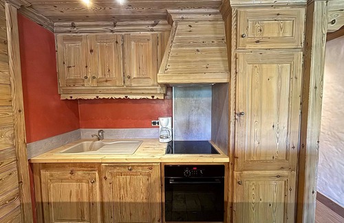 Meribel Centre Apartment | Central Méribel 3-Room Apartment for 6, Near Shops and Ski Slopes with Stunning Mountain View