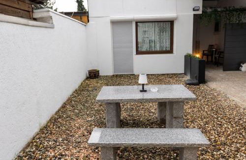 Großenbaum Apartment | Central Messe Airport DUS Apartment with Terrace