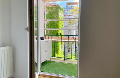 Himmelpfortgrund Apartment | Central & Modern Apartment with Balcony