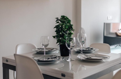 Henley Apartment | Central Modern Flat for 4-6 & dedicated parking