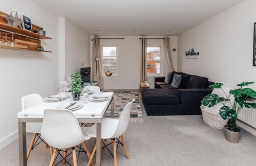 Henley Apartment | Central Modern Flat for 4-6 & dedicated parking