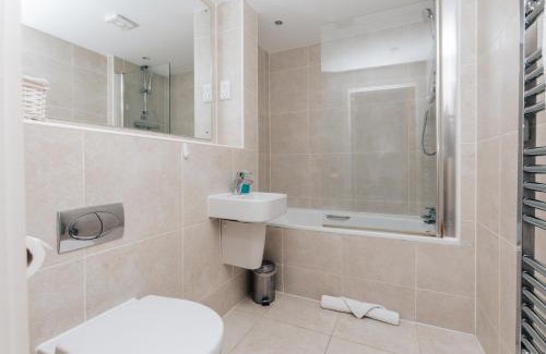 Henley Apartment | Central Modern Flat for 4-6 & dedicated parking