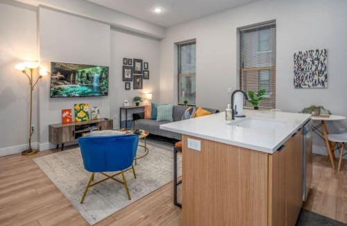 Over-the-Rhine Apartment | Central Over-the-Rhine, 3 Lux Queen Beds, Steps to TQL, Findlay Market & Light Rail, Fast Wifi, Sleeps 7ppl