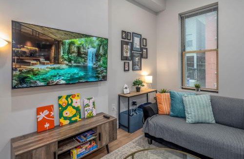 Over-the-Rhine Apartment | Central Over-the-Rhine, 3 Lux Queen Beds, Steps to TQL, Findlay Market & Light Rail, Fast Wifi, Sleeps 7ppl