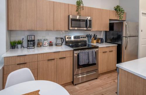 Over-the-Rhine Apartment | Central Over-the-Rhine, 3 Lux Queen Beds, Steps to TQL, Findlay Market & Light Rail, Fast Wifi, Sleeps 7ppl