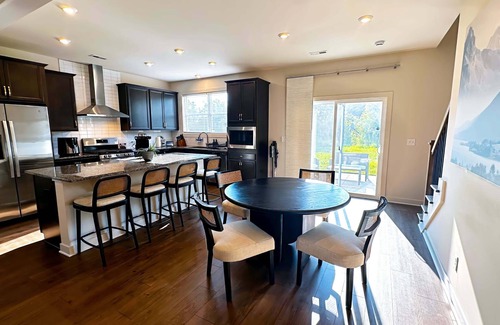 Owensboro House | Central Owensboro Luxury 4BR Retreat — King Beds, Workspaces & 2 Living Areas