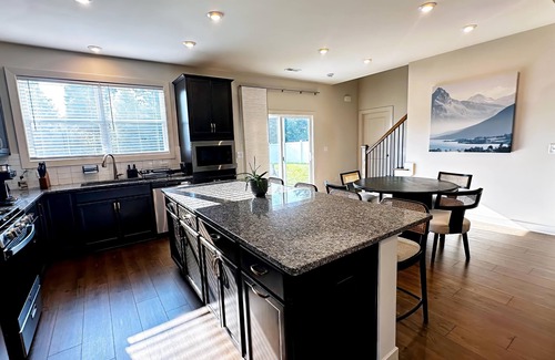 Owensboro House | Central Owensboro Luxury 4BR Retreat — King Beds, Workspaces & 2 Living Areas