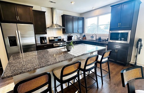 Owensboro House | Central Owensboro Luxury 4BR Retreat — King Beds, Workspaces & 2 Living Areas