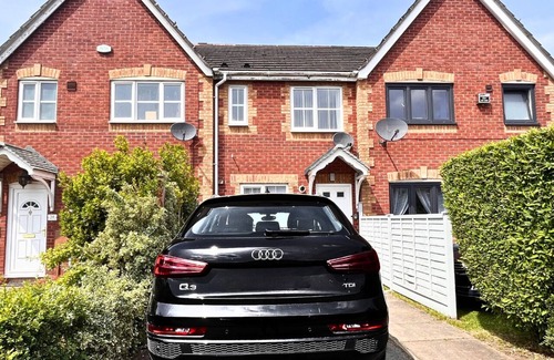 Stafford House | Central Peaceful Home with Parking, Wi-Fi & Garden