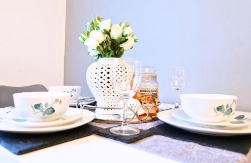 Stafford House | Central Peaceful Home with Parking, Wi-Fi and Garden