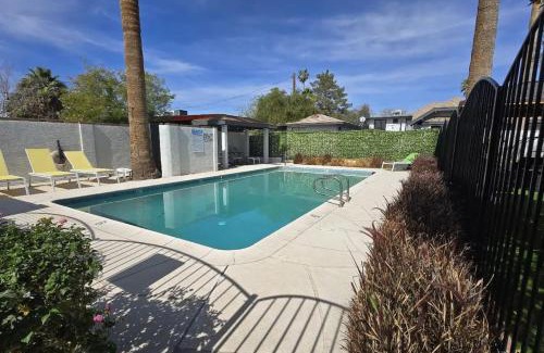 Camelback East Apartment | Central PHX 1BR Apartment Pool Gazebo
