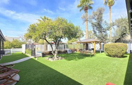 Camelback East Apartment | Central PHX 1BR Apartment Pool Gazebo