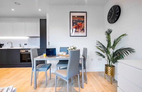 Redhill Apartment | Central Redhill Apartment with parking