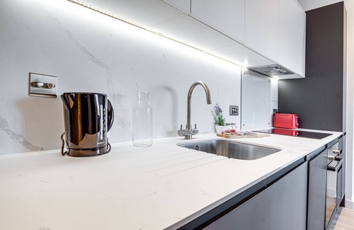 Redhill Apartment | Central Redhill Apartment with parking