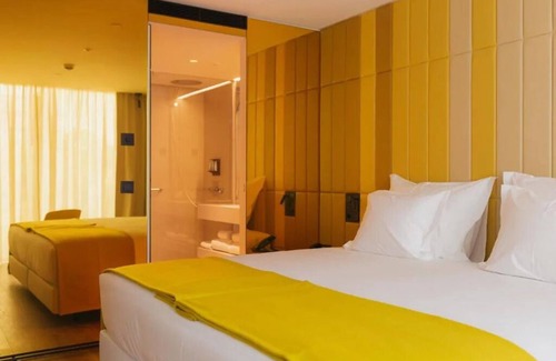 Sao Jorge de Arroios Hotel | Central Retreat with Rooftop Swims and an Exclusive Light Display