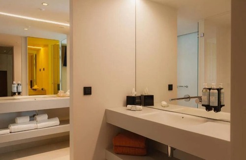 Sao Jorge de Arroios Hotel | Central Retreat with Rooftop Swims and an Exclusive Light Display