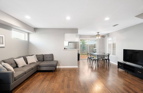 Sacramento House | Central Sacramento Home ♛Queen Beds - Clse Hwys* take a look!