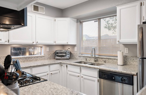 Sacramento House | Central Sacramento Home ♛Queen Beds - Clse Hwys* take a look!