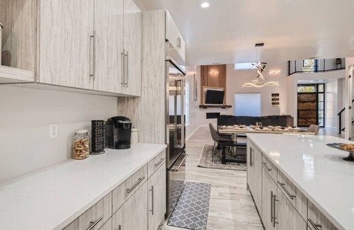 Nevada Street House | Central San Antonio High End Home Near Riverwalk + Downtown/5BR/Pool