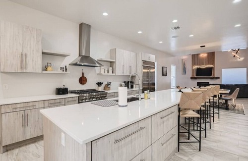 Nevada Street House | Central San Antonio High End Home Near Riverwalk + Downtown/5BR/Pool