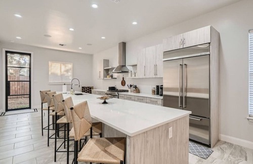Nevada Street House | Central San Antonio High End Home Near Riverwalk + Downtown/5BR/Pool