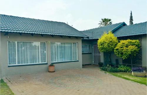 Alberton House | Central, Secure & Stylish Stay in Randhart