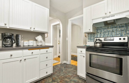 Newberg House | Central Single Level Newberg Retreat, Pet Friendly, Fenced Backyard, Walk 2 Food, Drinks, University